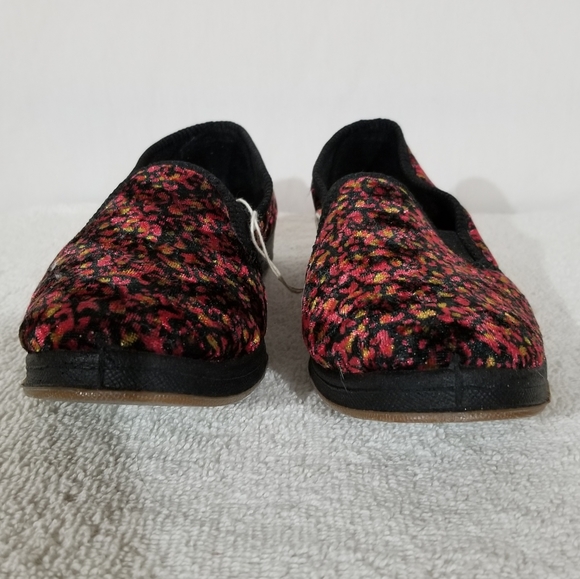 Foamtrends velvet black/red flower slippers - Picture 2 of 5
